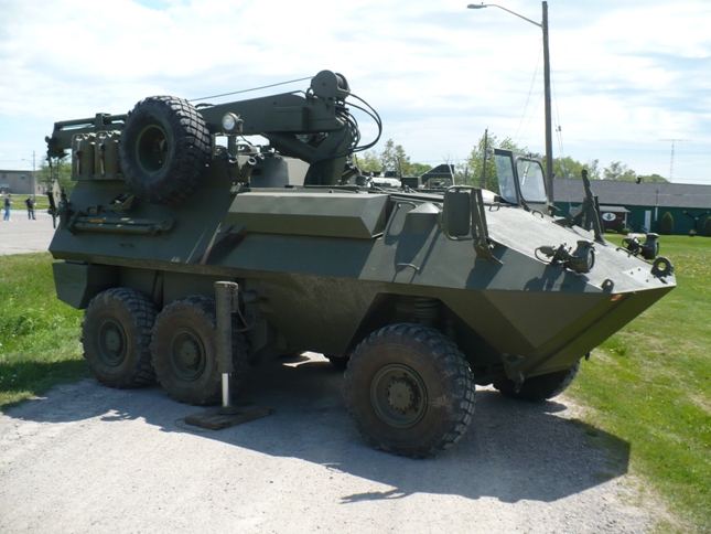 WarWheels Net AVGP Husky 6x6 Armored Recovery Vehicle Photos